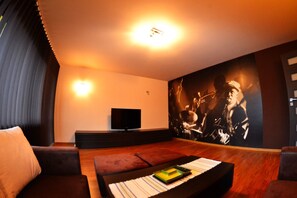 Comfort Apartment, 2 Bedrooms, Balcony, Mountain View | Living area