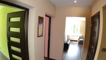 Departamento Confort, 2 habitaciones, balcón, vista a la montaña | Área de sala de estar | Televisión de pantalla plana