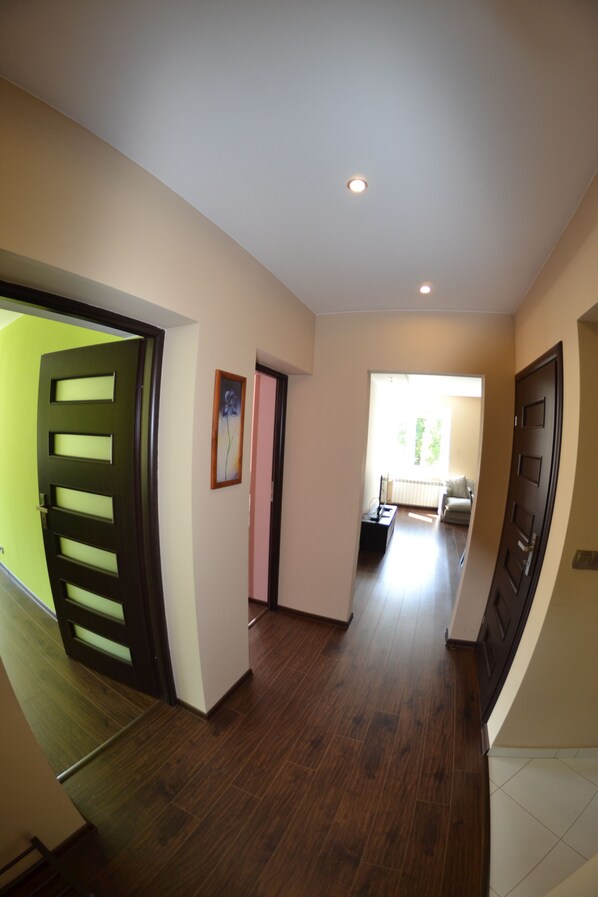 Comfort Apartment, 2 Bedrooms, Balcony, Mountain View | Living area