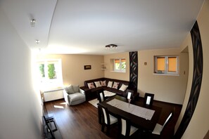 Apartemen Comfort, 2 kamar tidur, balkon, pemandangan gunung | Ruang keluarga | TV layar datar