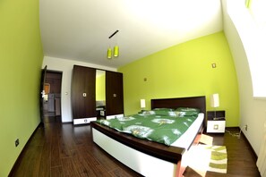 Apartemen Comfort, 2 kamar tidur, balkon, pemandangan gunung | 2 kamar tidur, setrika/meja setrika, dan tempat tidur bayi gratis
