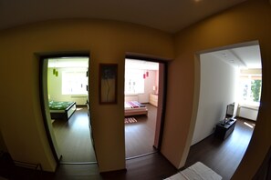 Comfort Apartment, 2 Bedrooms, Balcony, Mountain View | Living area