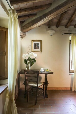 房內夾萬、書桌、嬰兒床 (收費)、摺床/加床 (收費)