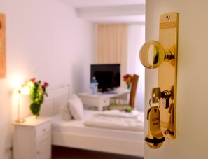 Caja de seguridad en la habitación, escritorio y cunas gratuitas