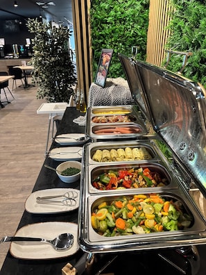 Buffet déjeuner servi tous les jours en supplément