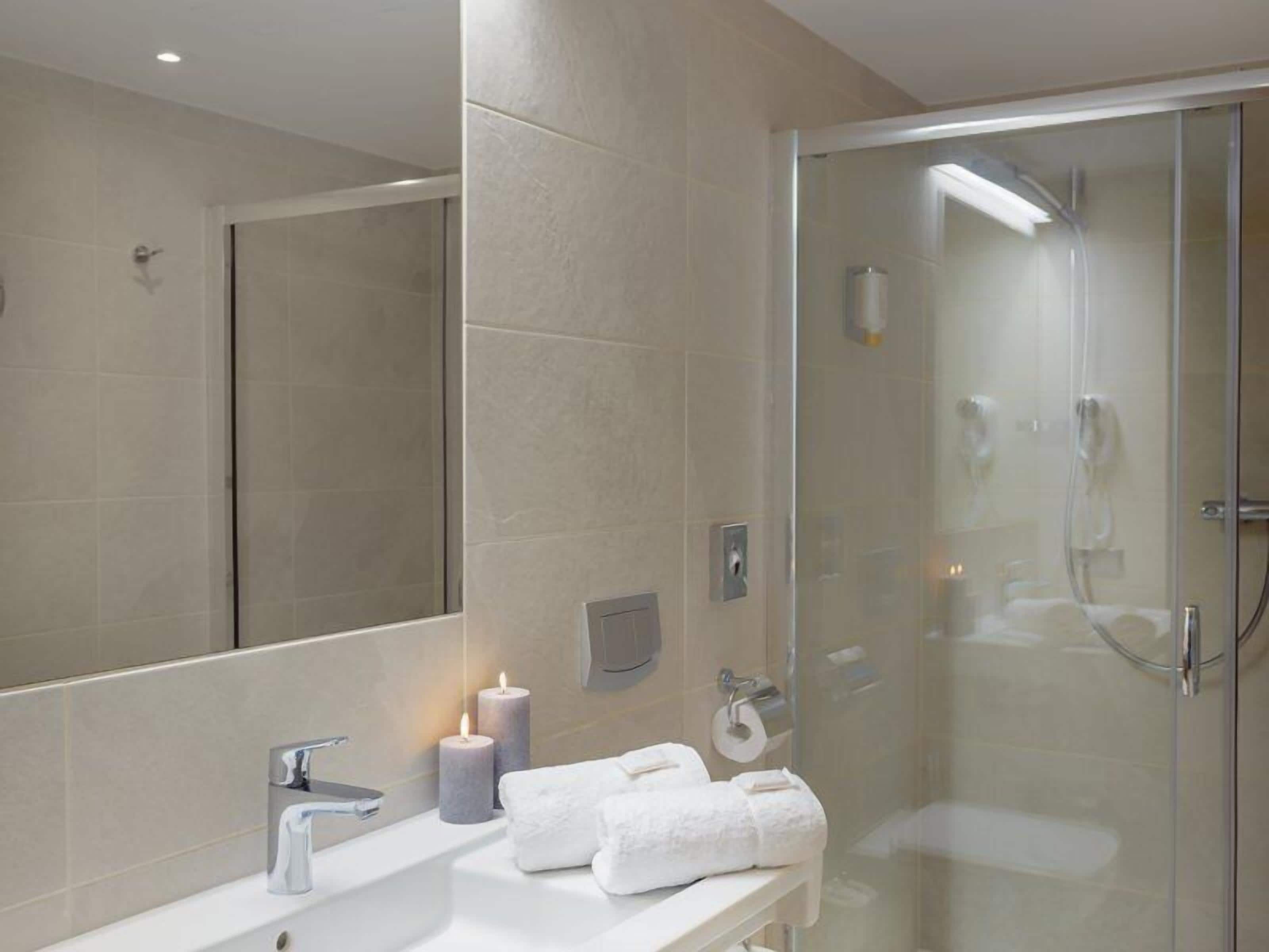 Deluxe Room | Bathroom