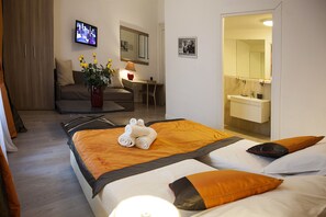 A hotel room with a bed, a desk, a TV, and a bathroom. - Roman Holidays cuore dell'Impero (Rome)
