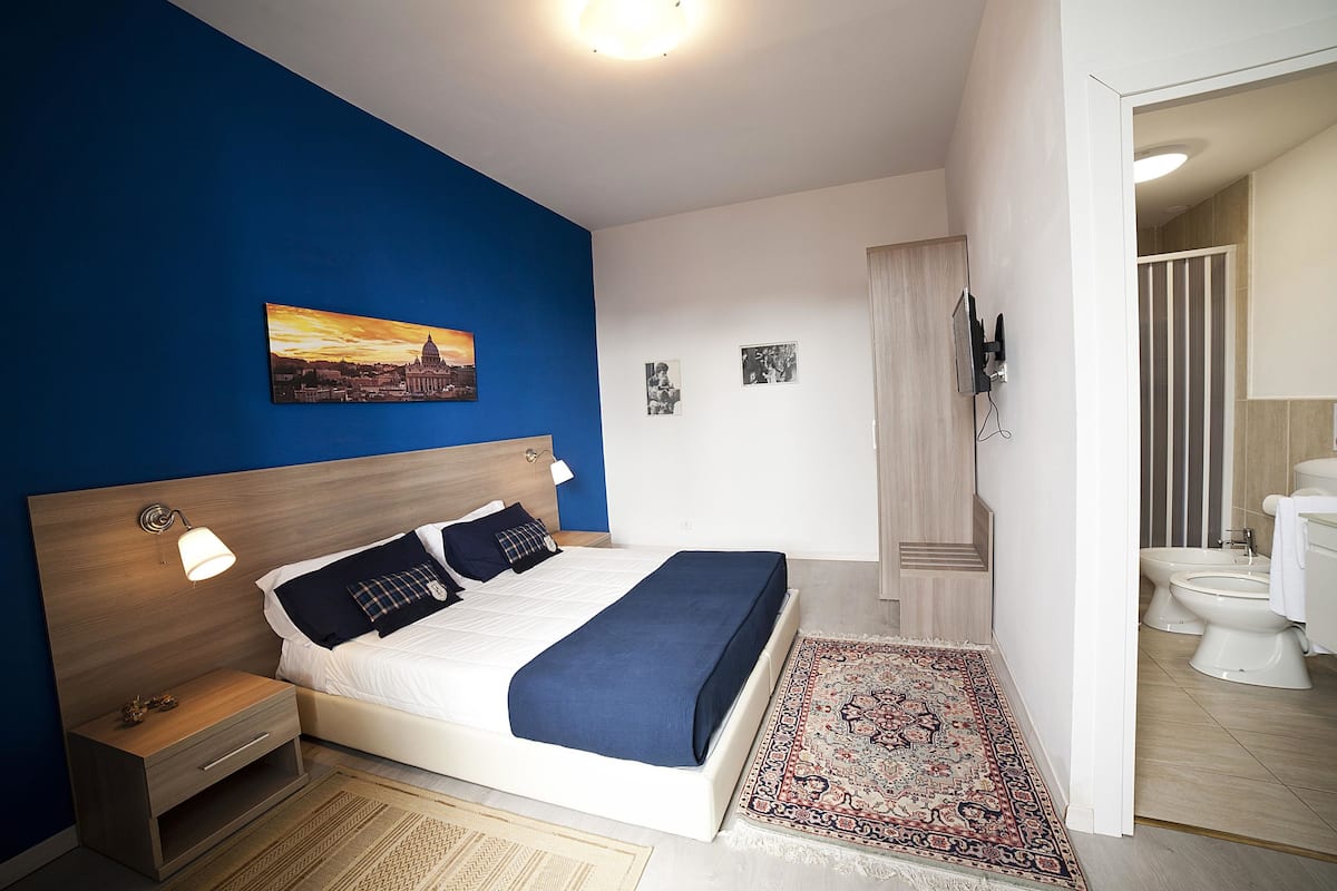 Premium double room | Cofres nos quartos, escrivaninha, ferros/tábuas de passar roupa