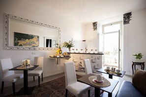 Frokost med lokale retter hver dag (EUR 8 per person)