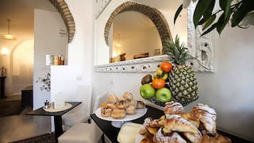 Petit déjeuner composé de spécialités régionales (8 EUR par personne)