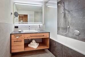 Combined shower/bathtub, deep-soaking bathtub, free toiletries - Hotel Pension Margit (Finkenberg)