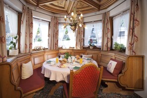 Free daily buffet breakfast  - Hotel Pension Margit (Finkenberg)