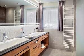 Ensemble douche/baignoire, baignoire relaxante profonde