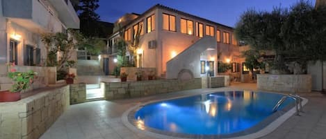 2 piscines a l'aire lliure i gandules