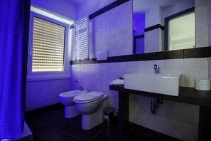 Double Room, Ensuite | Bathroom | Shower, free toiletries, hair dryer, towels - Affittacamere Tiburstation 2 (Rome)