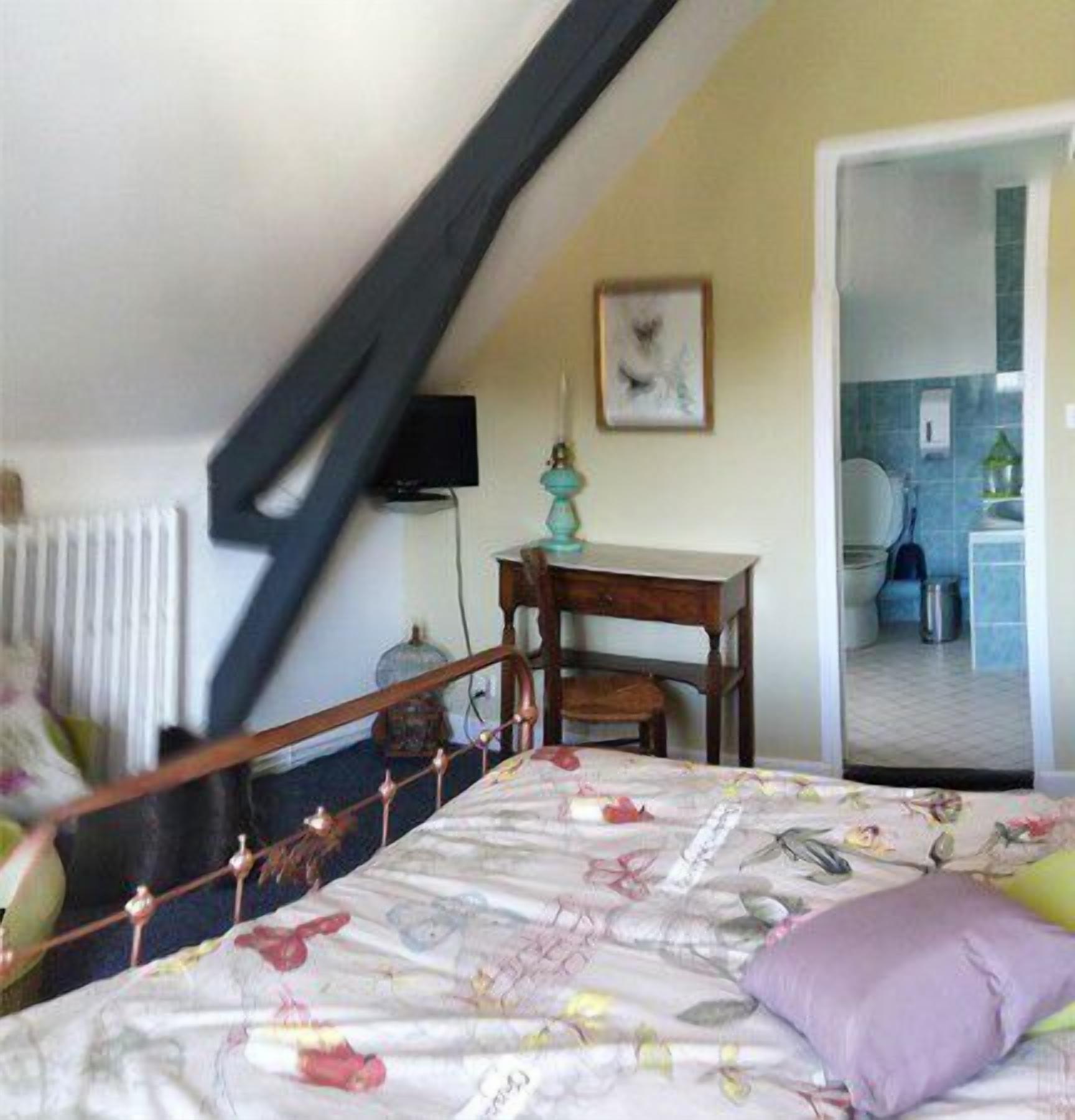 Chambre Double Romantique, salle de bains attenante | Bureau, fer et planche à repasser, Wi-Fi gratuit, draps fournis