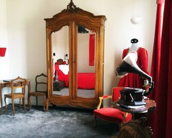 Escritorio, tabla de planchar con plancha, wifi gratis y ropa de cama 