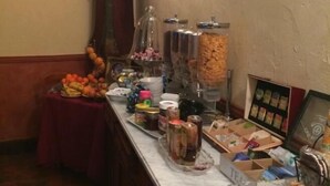 A buffet setup with various food items and condiments. - Auberge du Puits (Souillac)