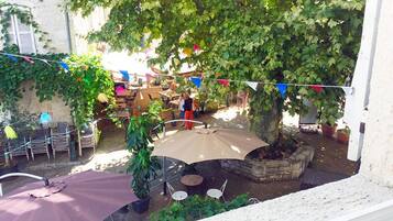 Suite superior, 2 habitaciones, tina | Vista al patio