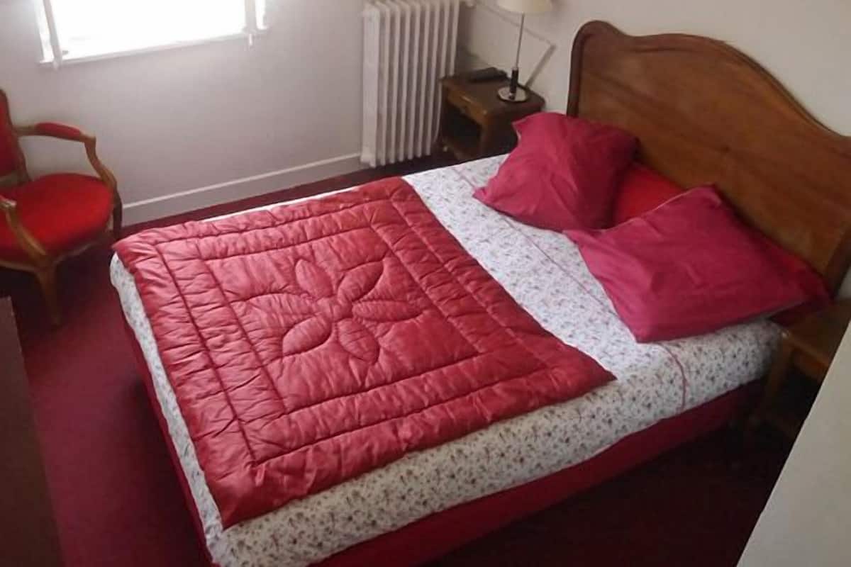 Habitación doble romántica, baño en la habitación | Escritorio, tabla de planchar con plancha, wifi gratis y ropa de cama