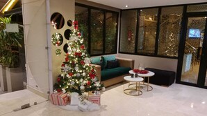 Uma sala de estar moderna com um pinheiro de Natal, um sofá e uma mesa de centro.