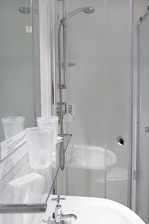 Shower, hair dryer, towels - Afton Hotel (Eastbourne)