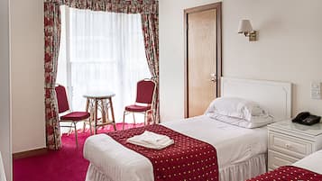 Twin Room | Desk, soundproofing, iron/ironing board, bed sheets