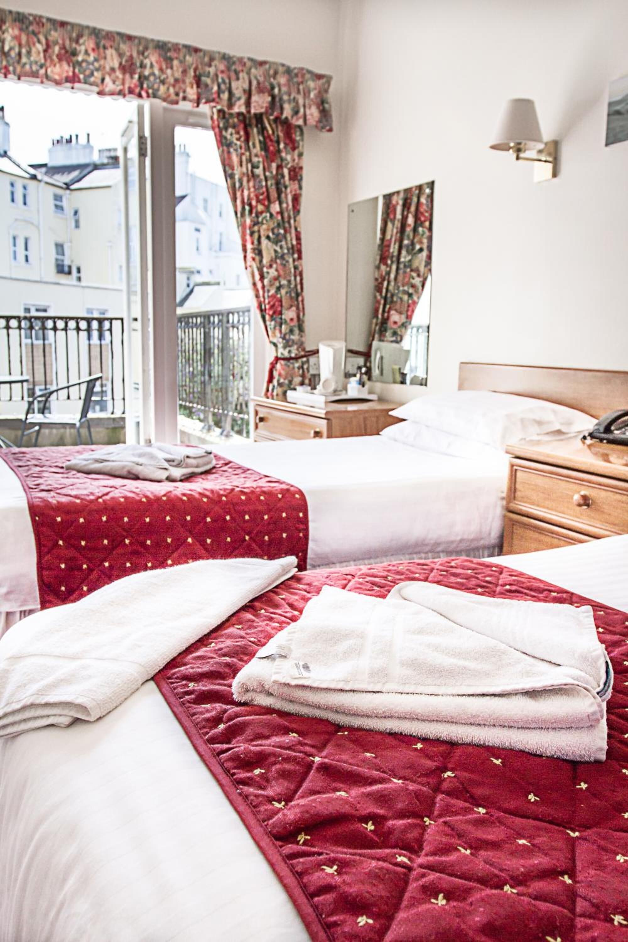 Skrivebord, lydisolert, strykejern/-brett og sengetøy