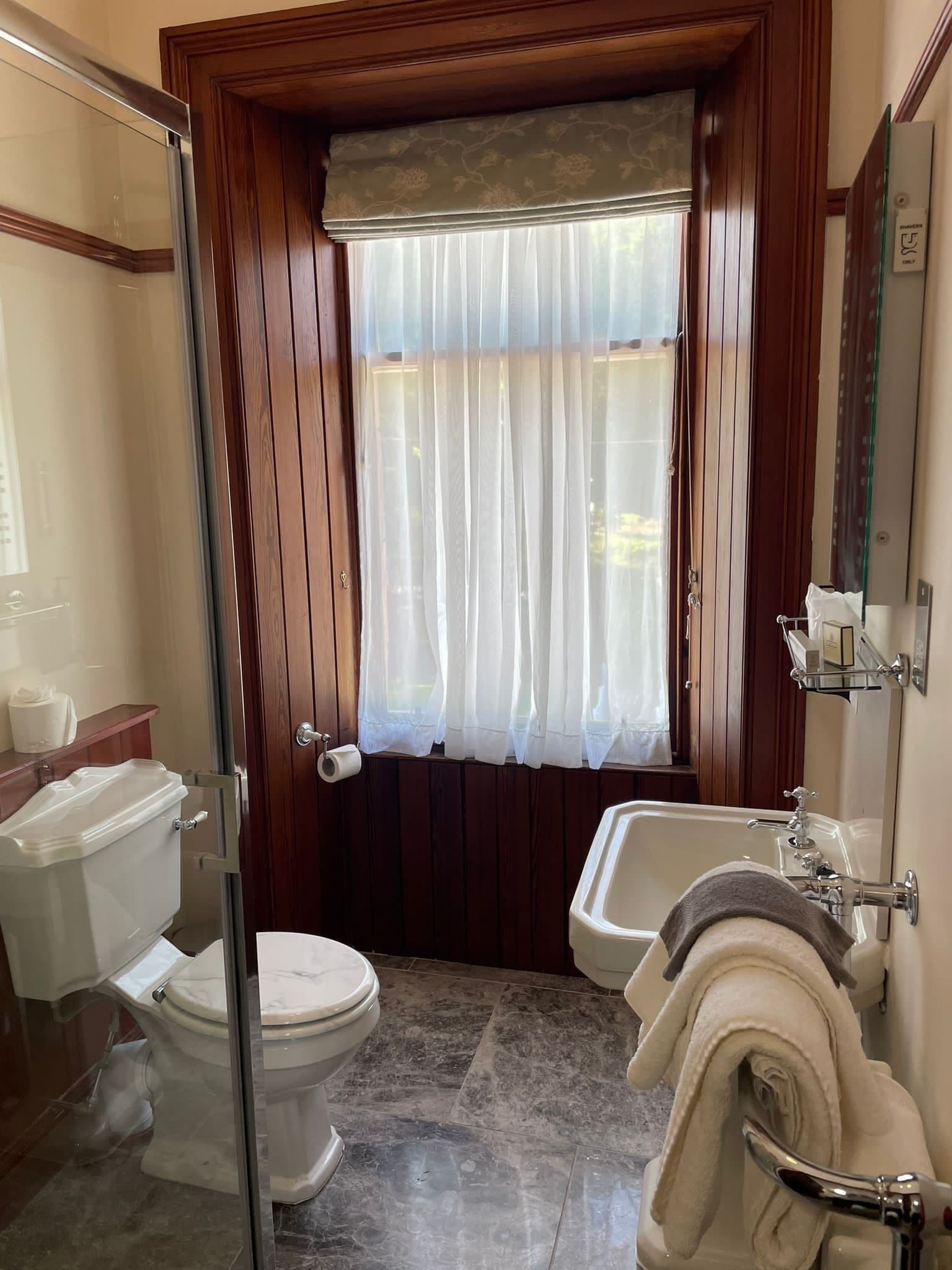 Ein Badezimmer mit Toilette, Bidet und Waschbecken.