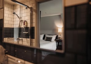 Phòng đôi phong cách cổ điển | Phòng tắm | Máy sấy tóc, áo choàng tắm, dép đi trong nhà, khăn tắm 