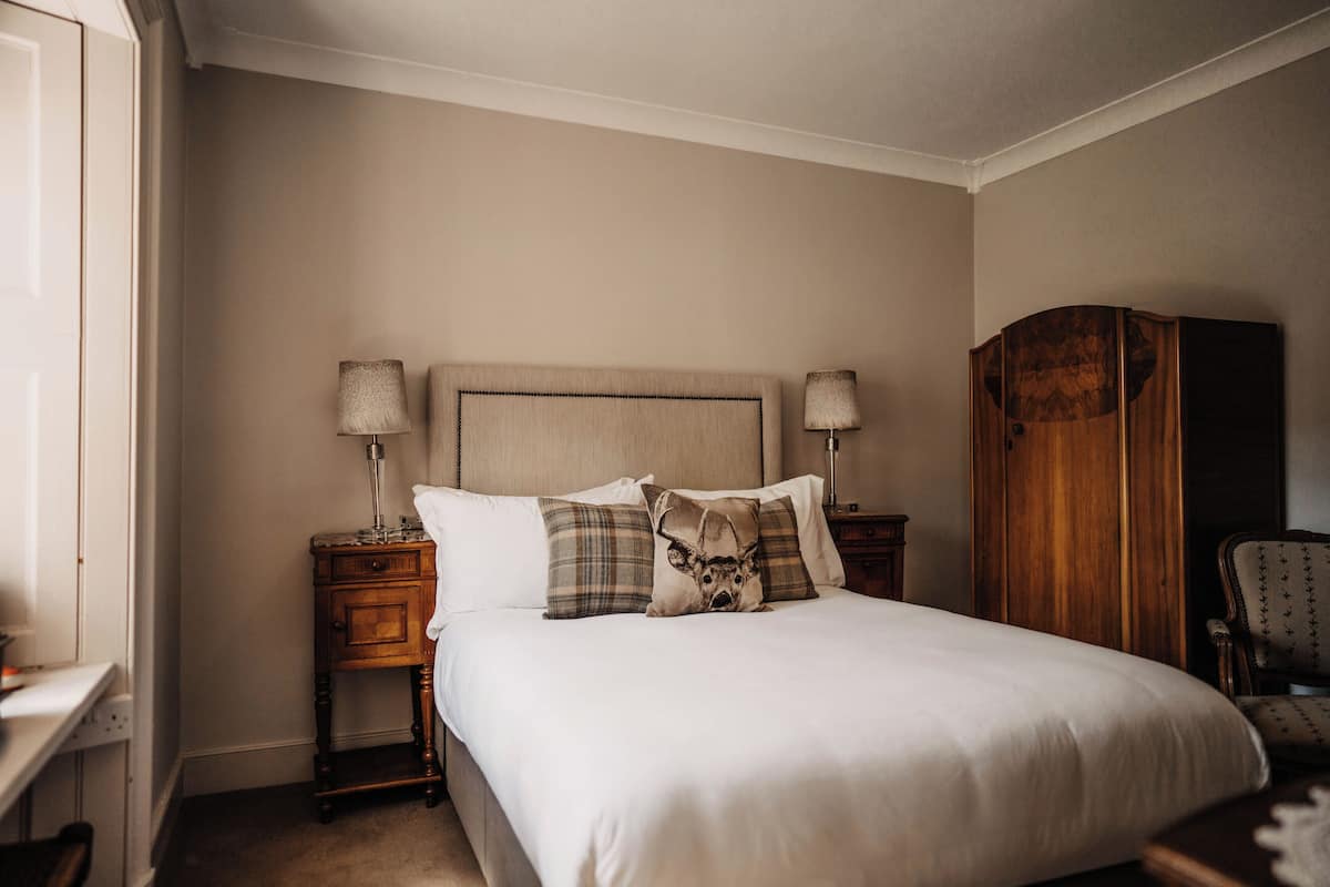 1 chambre, fer et planche à repasser, draps fournis