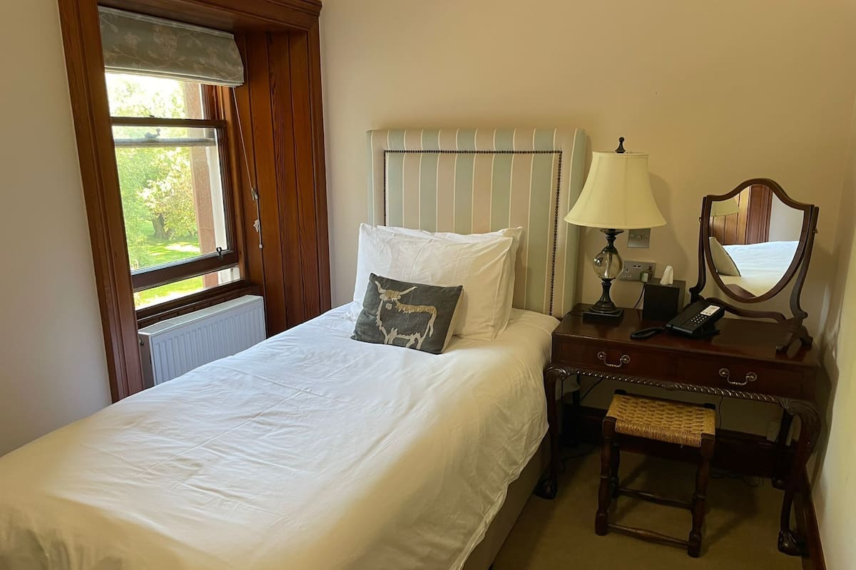 1 chambre, fer et planche à repasser, draps fournis