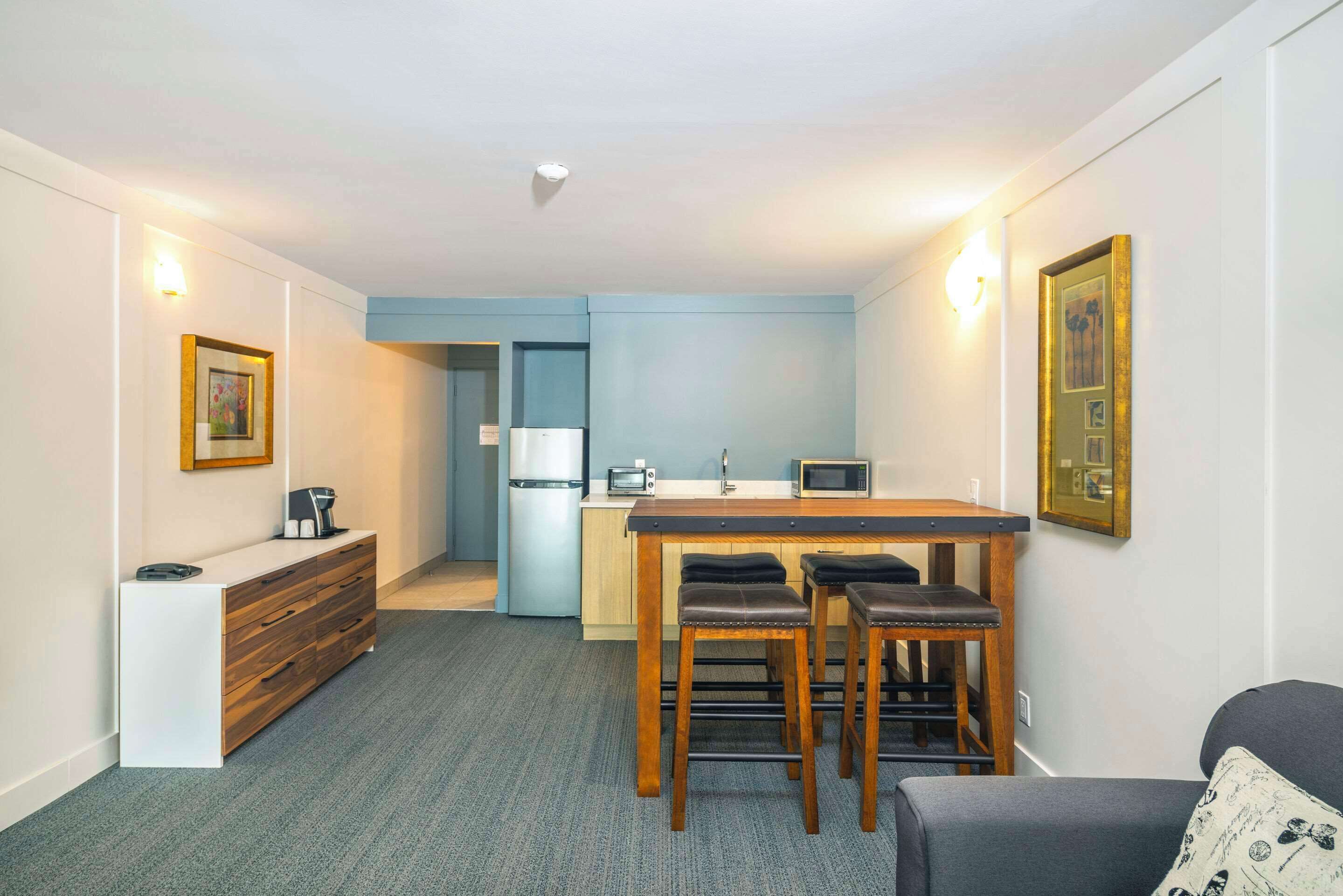 Suite, 1 King Bed with Sofa bed, Non Smoking | Premium bedding, pillowtop beds, desk, laptop workspace