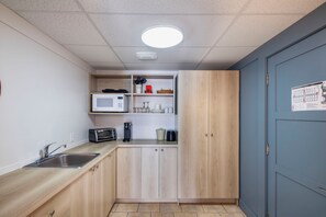Suite, 1 très grand lit, non-fumeur | Cuisine privée | Mini-réfrigérateur, four à micro-ondes, machine à glaçons