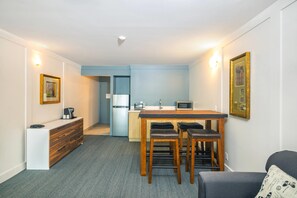 Suite, 1 King Bed with Sofa bed, Non Smoking