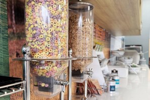 Un dispensador de cereales con varios sabores.