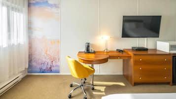Sengetøy av topp kvalitet, senger med overmadrass og skrivebord