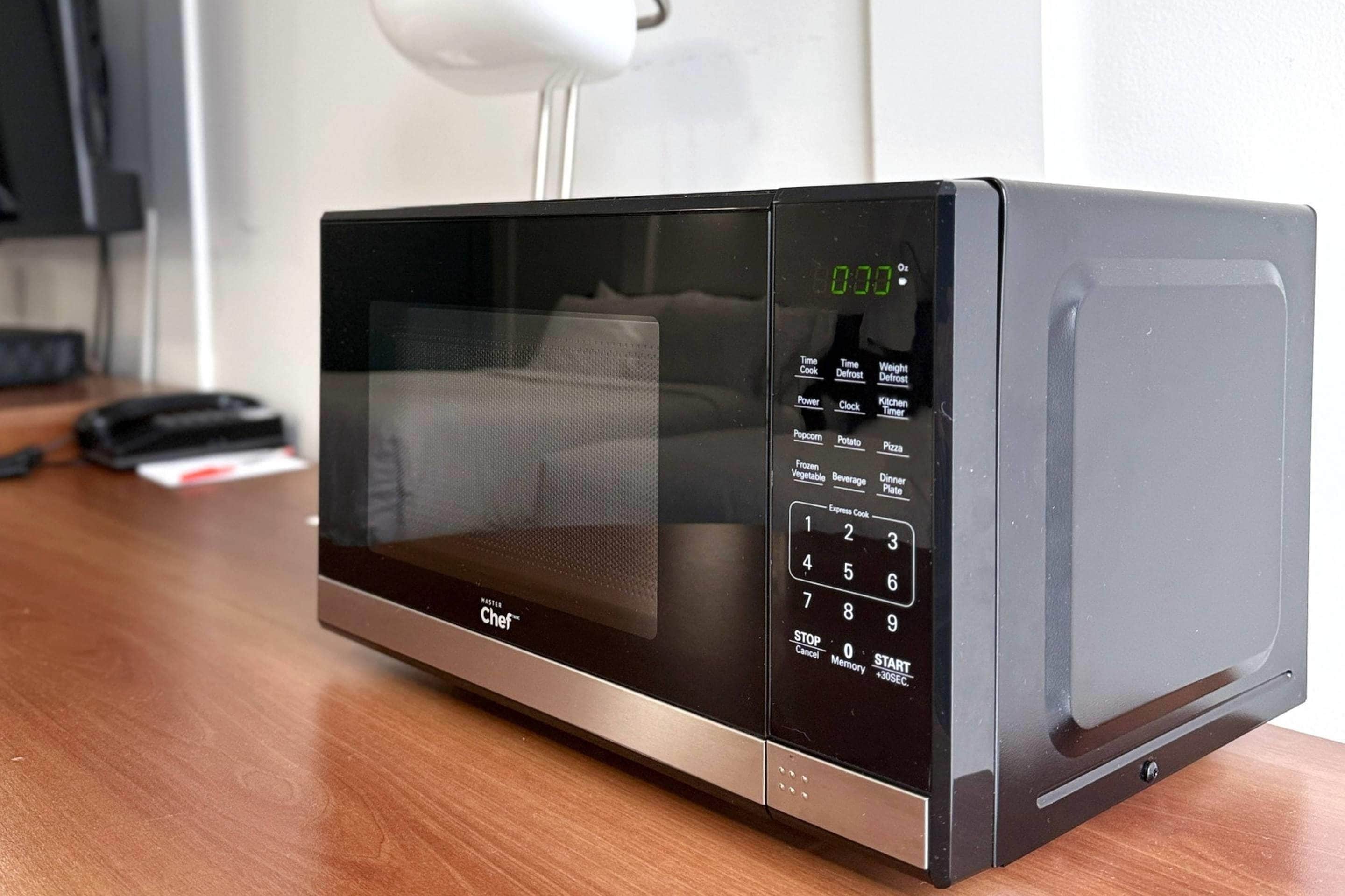 Un forno a microonde con display digitale e tastierino.