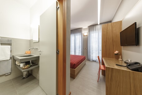Desk, laptop workspace, free WiFi, bed sheets. Le Scuole - ColleMassari Hospitality