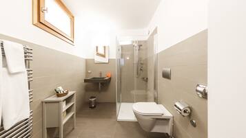 Dusche, kostenlose Toilettenartikel, Haartrockner, Hausschuhe