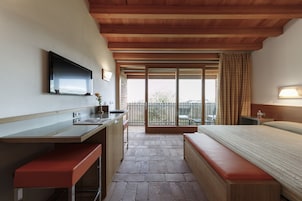 Escritorio, wifi gratis y ropa de cama