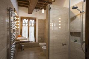 Dusche, kostenlose Toilettenartikel, Haartrockner, Hausschuhe