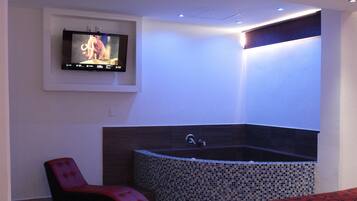 Romantic Suite, 1 King Bed, Hot Tub | Premium bedding, in-room safe, iron/ironing board, free WiFi