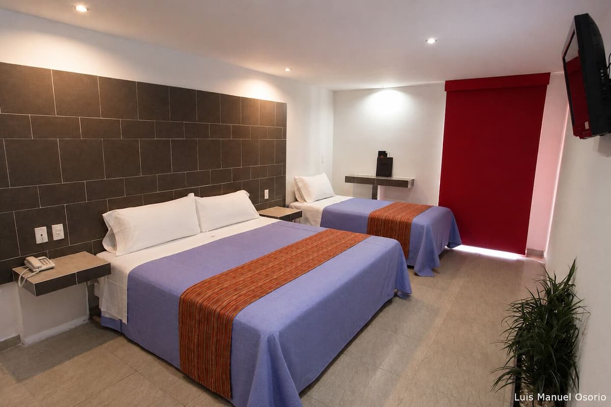 Ropa de cama de alta calidad y caja de seguridad en la habitación
