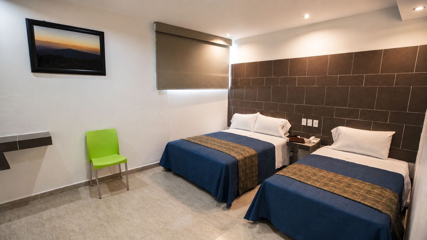 Family room with 1 king bed and a single bed | 高档床上用品、客房内保险箱、熨斗/熨板、免费 WiFi