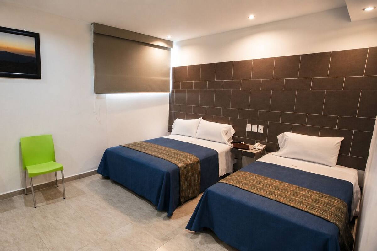 Ropa de cama de alta calidad y caja de seguridad en la habitación 