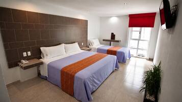 Habitación triple superior | Ropa de cama de alta calidad y caja de seguridad en la habitación