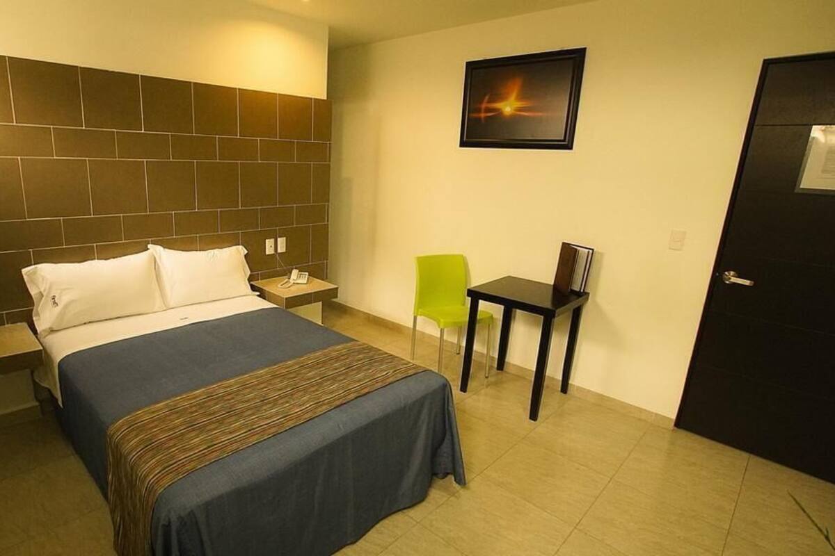 Ropa de cama de alta calidad y caja de seguridad en la habitación 