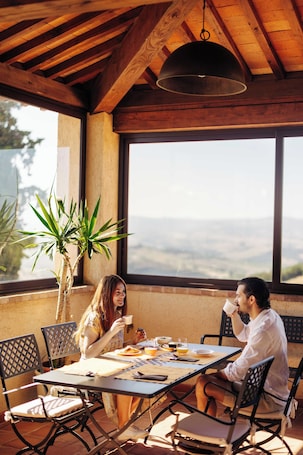 Breakfast area. Wine Relais in Montecucco