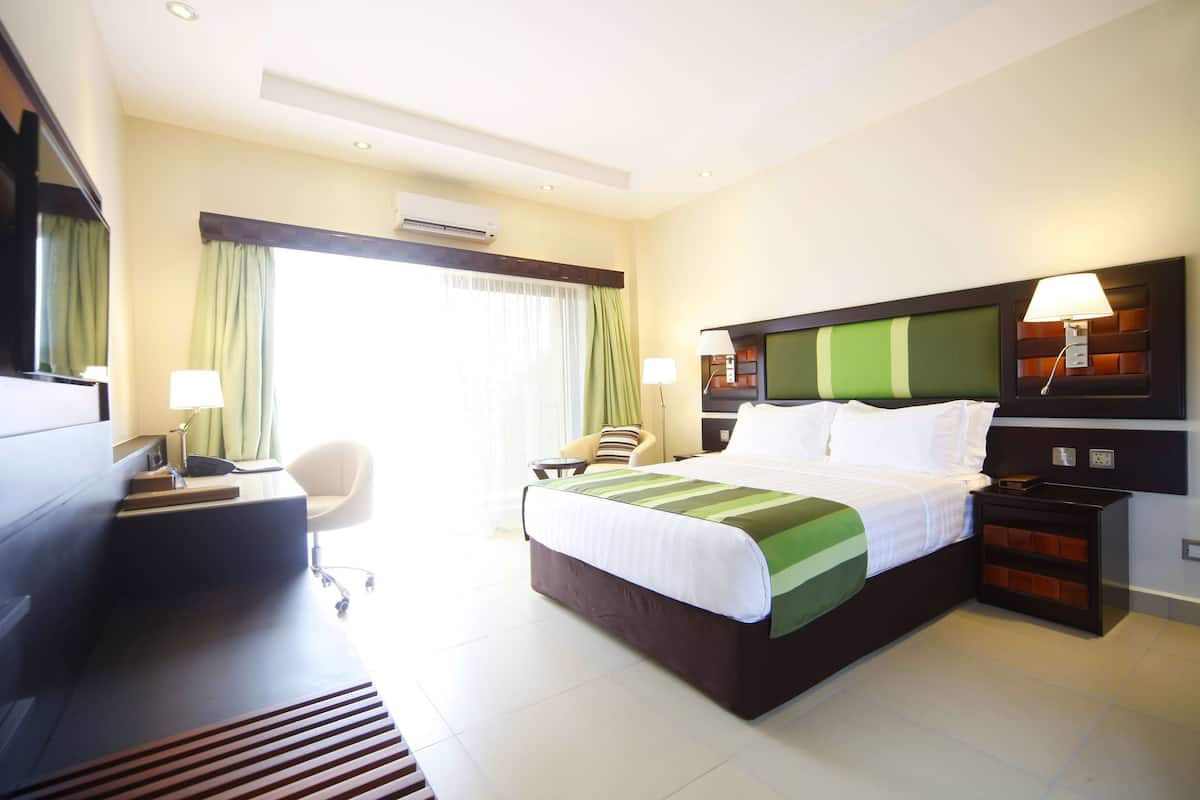 Deluxe Room, 1 Queen Bed | 1 bedroom, premium bedding, minibar, in-room safe